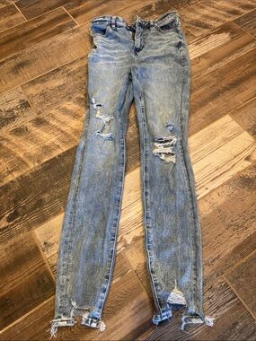 Women's Distressed Light Blue Jeans - Skinny Jegging Fit